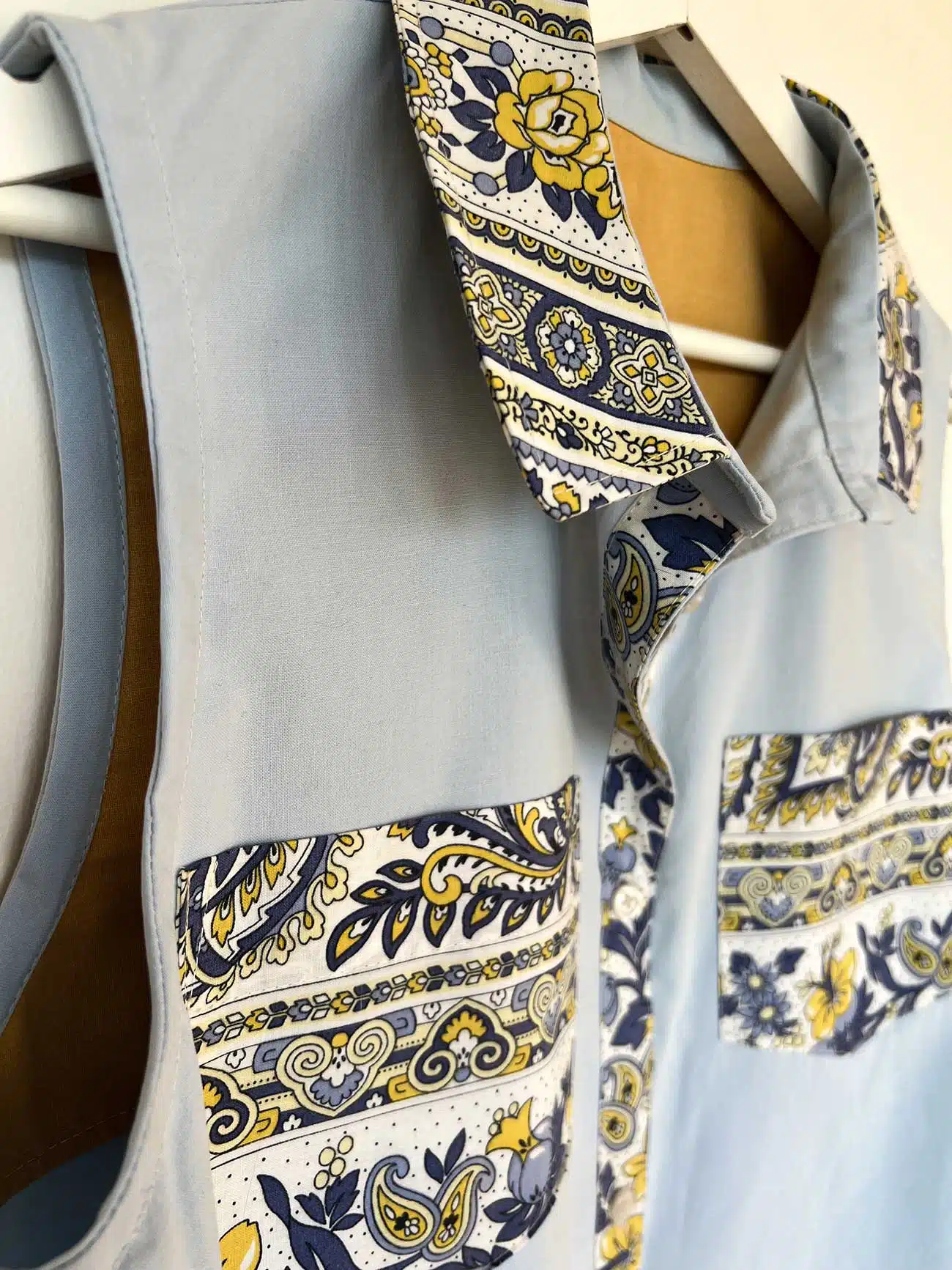Chemise upcyclée cousue à partir d'un drap